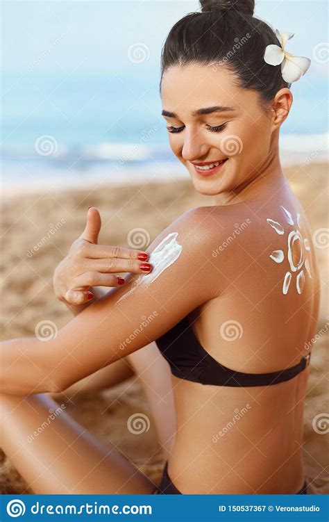 Beauty Woman Applying Sunscreen Creme On Tanned Shoulder Skincare Stock Image Image Of Relax