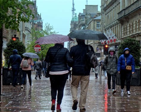 Scotland Weather Forecast Glasgow Wakes Up To Rain And Plunging