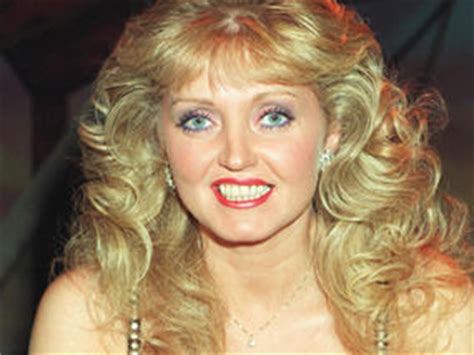 After moving with her family to as a member of the nolans, she toured with frank sinatra in 1975, won the tokyo music festival in 1981. LINDA NOLAN: Microwave food is my speciality | Express ...