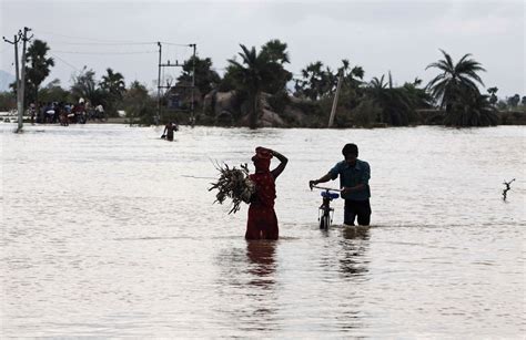 Tens Of Thousands Flee India Flooding 39 Dead Cbs News
