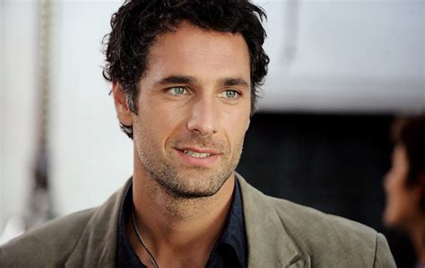 Raoul bova è un attore italiano tra i più amati nel nostro paese perché recita bene e riesce ad interpretare diversi protagonisti. Buon compleanno a Raul Bova, l'attore amato da più ...