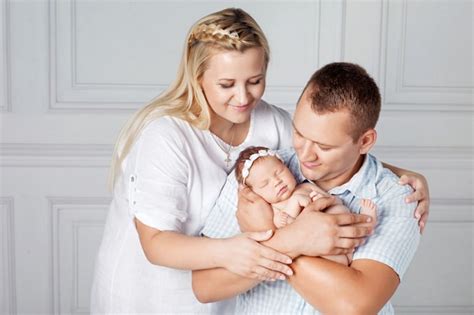 Padres Felices Con Una Linda Niña Recién Nacida Mamá Papá Y Bebé