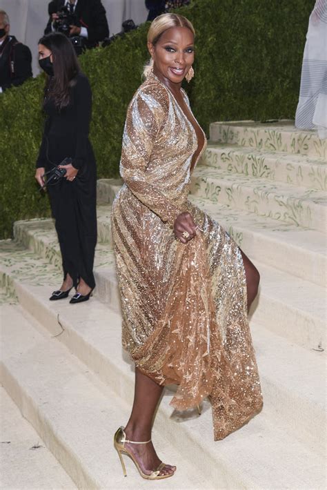 Mary J Blige Is Statuesque In A Gold Gown And Metallic Stiletto Sandals For The Met Gala 2021