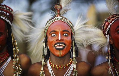 非洲部落举行求偶节 男子化浓妆“偷妻”国际新闻环球网