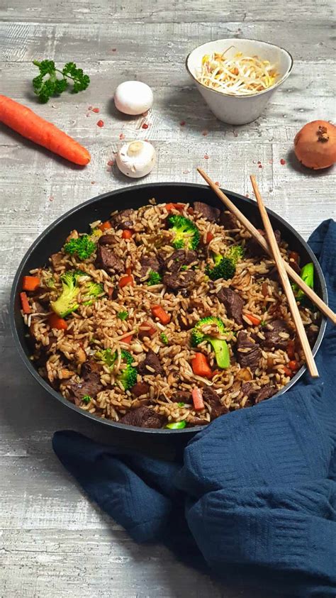 Gebratener Asia Reis mit Gemüse und Hähnchen