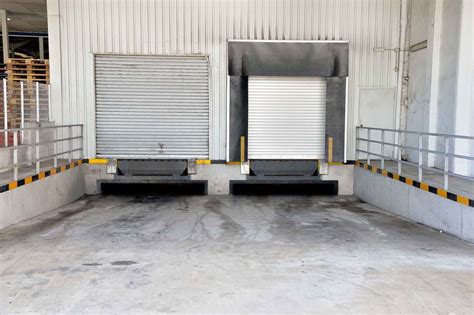 Loading dock signals or red green stop and go lights help manage traffic flow for any loading dock station. Using Loading Dock Technology And Automation For Safety ...