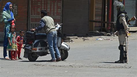 کشمیر میں کمانڈر کی ہلاکت کے بعد ہڑتال جاری، کئی علاقوں میں کرفیو Bbc News اردو