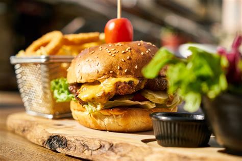 How To Create A Perfect Fake Burger For A Photo Shoot