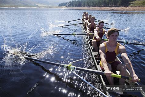 Rowing Team Rowing Scull On Lake — Bonding Crew Stock Photo 199731024