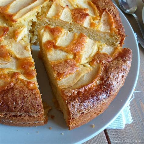 Quando abbiamo voglia di cucinare la prima cosa a cui pensiamo sono proprio i dolci. TORTA FACILE E GENUINA ALLE MELE ricetta della nonna ...
