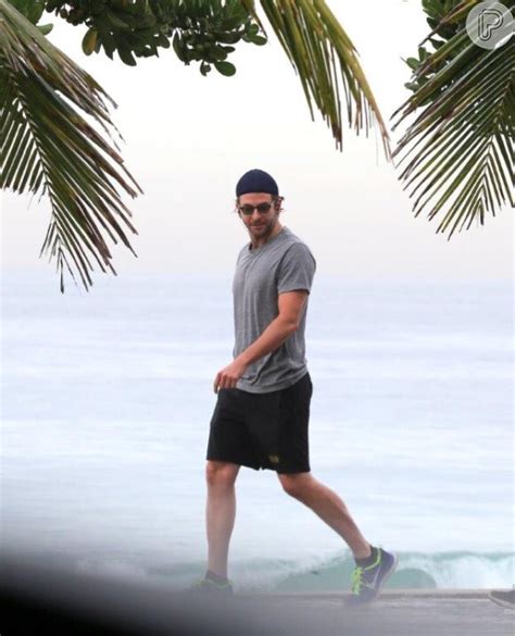 Foto Bradley Cooper caminha na praia do Arpoador antes de ir à