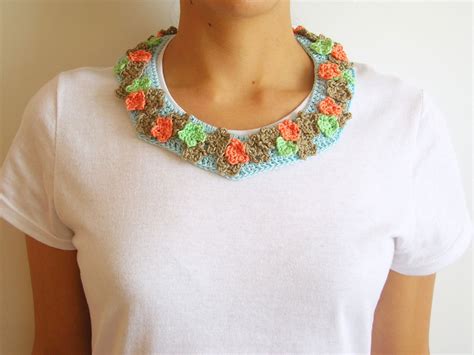 Crochet collar with flowers/ Cuello a gancho con flores