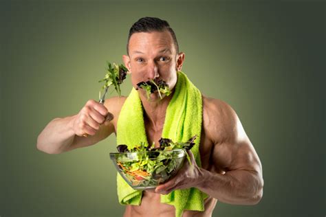 Gesunde Mann Isst Einen Salat Lizenzfreies Foto 21360576