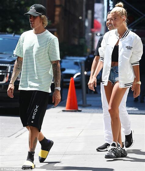 Hailey Baldwin Flaunts Engagement Ring With Justin Bieber In Ny Daily