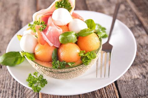 Il prosciutto crudo è un salume tipico italiano (prodotto agroalimentare tipico italiano) ottenuto dalla salatura a secco dalla coscia del maiale, in particolare da animali che hanno raggiunto un peso intorno ai 150 kg.specialità. Ricetta Insalata di Melone, Prosciutto Crudo e Mozzarella ...