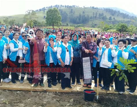 Tapi sebelum mengurai lebih jauh, saya ingin jelaskan dulu tentang pohon hariara itu sendiri. Ibu Negara Iriana Jokowi Tanam Pohon Hariara Di Taman ...