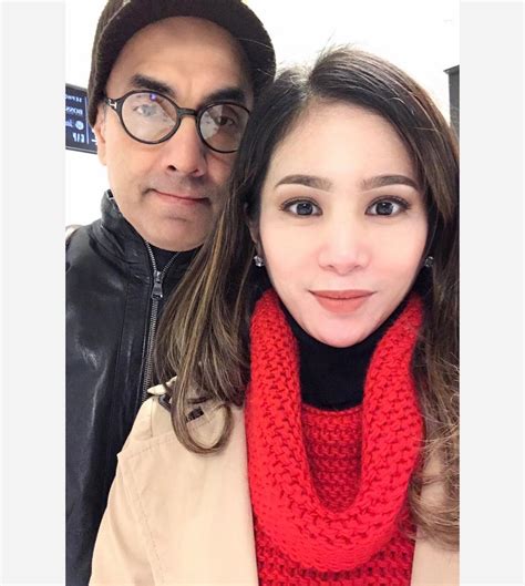 Sudah ah, itu itu melulu yang ditanyain, tampik bunga zainal. 10 Potret Mesra Bunga Zainal dengan Suaminya Produser Ternama