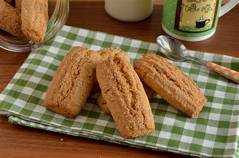 In questi giorni sono andata in cerca di i biscotti da dessert, o biscotti excelsior, sono biscottini al burro molto friabili tenuti insieme da un. Ricetta Biscotti da inzuppo - La Ricetta della Cucina ...