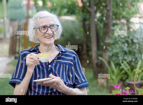 Alte Oma Mit Tasse Kaffee Im Freien Stockfotografie Alamy