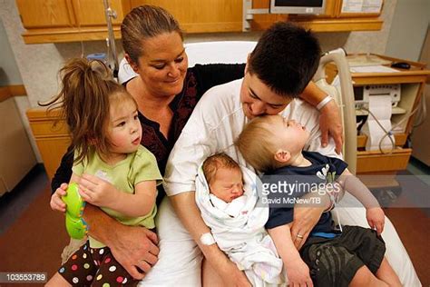 thomas and nancy beatie with their daughter susan juliette in bend or photos et images de
