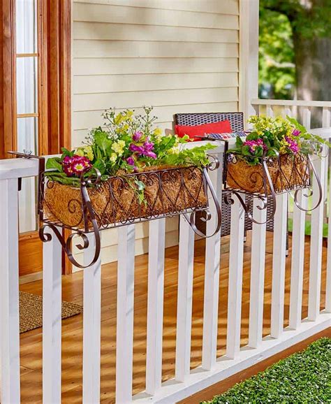 You can place several planters in different places, so you can alternate the elements. 47 Gorgeous Deck Railing Ideas That Will Inspire You