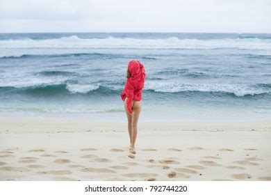 Sexy Girl Walking Nude On Beach Foto De Stock Shutterstock