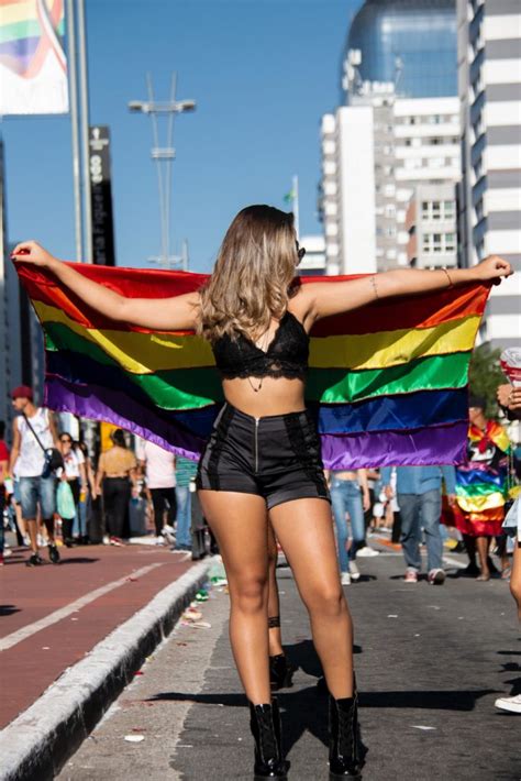 Espanjan hallitus hyväksyi lakiesityksen joka sallii sukupuolen ...