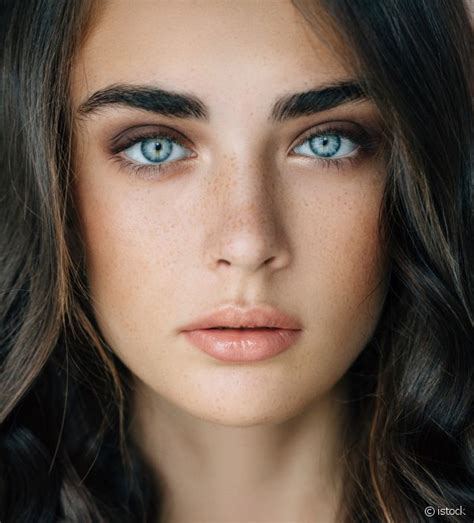 Brune aux yeux bleus : quelle coloration choisir ? - Beauté.fr