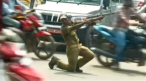 Indian Police Officer Uses Sweet Moves To Stop Traffic Huffpost Uk Life