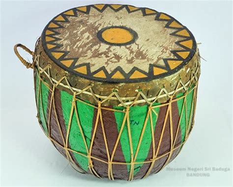 Alat musik tradisional di indonesia beserta gambar ldaftar nama nama alat musik tradisional indonesia. 20+ Koleski Terbaru Sketsa Gambar Alat Musik Tradisional Yang Mudah Digambar - Tea And Lead