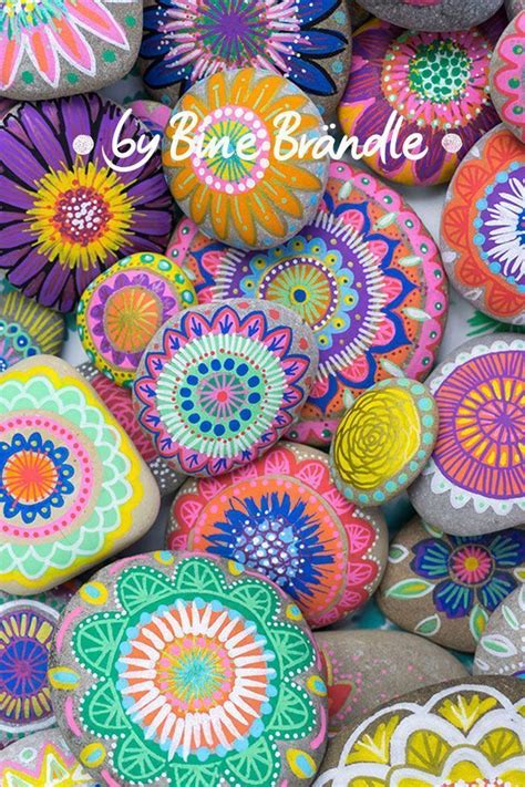 Weitere ideen zu steine bemalen steine bemalen vorlagen kostenlos steine. Steine bunt bemalt mit Blumen, Mustern und Mandalas. Eine ...