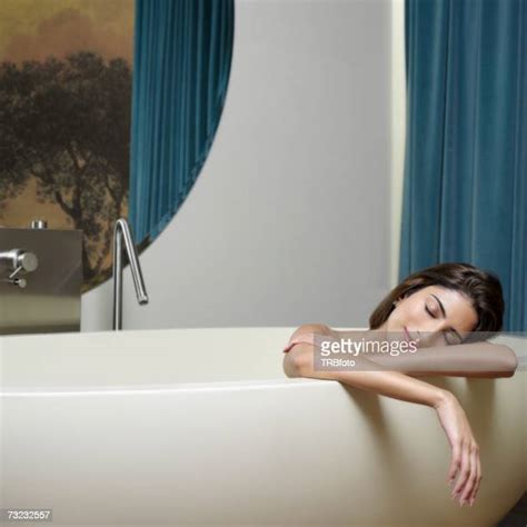 Woman In Bathtub Clothed Photos Et Images De Collection Getty Images