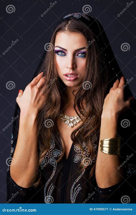 Portrait De La Jeune Femme Sexy En Arabe Noir De Tunique Image Stock