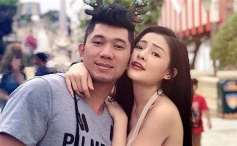 Ngân 98 vô tư chạm tay vào vùng kín của bạn trai khi đang trò chuyện với người hâm mộ. Sợ Lương Bằng Quang tòm tem với tình cũ, Ngân 98 cuống ...