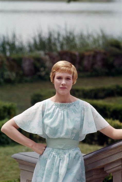 20 Beautiful Color Photos Of Julie Andrews In The 1950s And 1960s