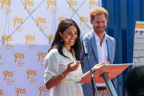 Harry et meghan, gantés et masqués, ont distribué ces repas pour soutenir les chauffeurs de l'association caritative soumis à une charge ils avaient entendu parler de project angel food par la mère de meghan, qui vit à los angeles et a appris qu'elle cherchait des bénévoles supplémentaires. Prince Harry and Meghan hand out meals in Los Angeles ...