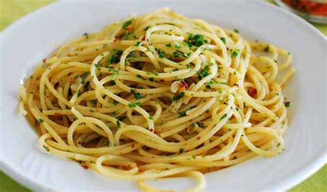 Spaghetti aglio e olio is a traditional neapolitan dish become a symbol of the italian cuisine, thanks to its simplicity and deliciousness! Il cappello del monsù: Spaghetti aglio, olio e peperoncino