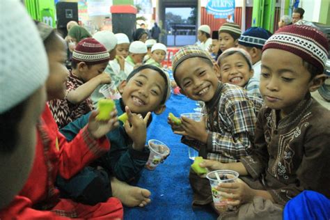 Mendorong memberi makan fakir miskin. Naiknya Tingkat Konsumsi Masyarakat Indonesia di Bulan ...