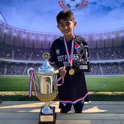 Coba ikuti tren gaya rambut pria 2020 pilihan rukita berikut ini. Welberlieskott, Pemain Bola Muda Indonesia yang Sukses di Bra