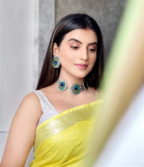 Bhojpuri Diva Akshara Singh Looks Fresh As Daisy In A Yellow Saree See Photos