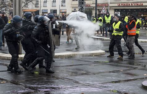 Gilets Jaunes Nantes Cinq Policiers Et Trois Manifestants Bless S