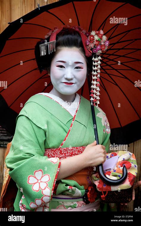 geisha tracht fotos und bildmaterial in hoher auflösung seite 2 alamy