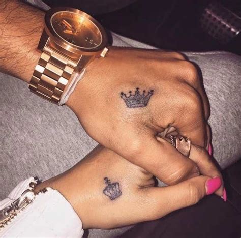 51 king and queen tattoos for couples stayglam tatuajes de amante tatuajes que hacen juego