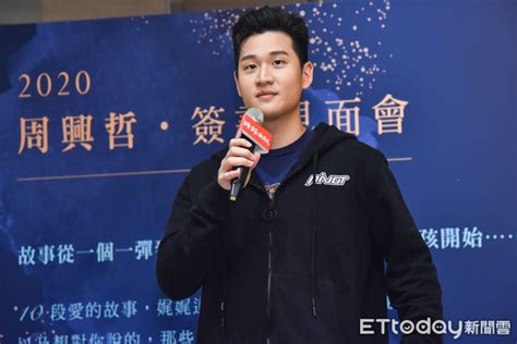 otakuso 咩噗 黑白灰 黑灰白 15 種尺寸 2020流行用語：咩噗，羊哭哭的聲音，用在難過又想裝可愛的時候，例如周興哲的歌詞：再也不能牽著你走未來「咩噗」～ 周興哲擦身金曲淪最大遺珠 親吐心聲：已經習慣了 | ETtoday星光雲 | ETtoday新聞雲
