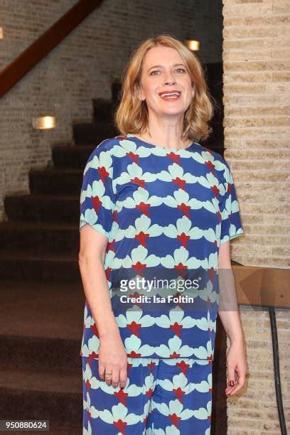 Actress Caroline Peters Photos And Premium High Res Pictures Getty Images