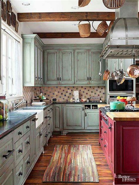 While so many are dreaming of freshly painted cabinets and an all white kitchen, stained cabinets everywhere are screaming, look at me!. These cabinets..totally in love with the finish!!! I want ...