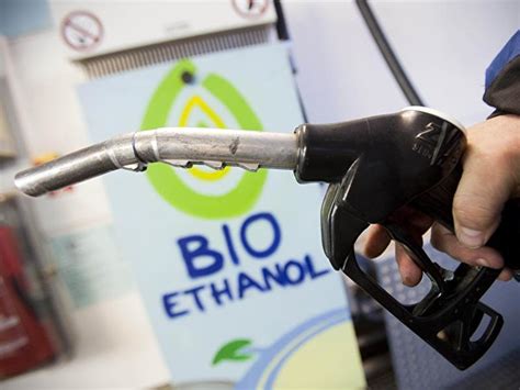 Övergången från dagens bensin med fem procent etanol ska vara färdig i augusti men redan i maj ska det gäller bland annat alla bilar som tillverkats från 1 januari 2011 när e10 blev lagkrav i europa. Benzin E10: Biokraftstoff greift Motorteile an - Berlin.de