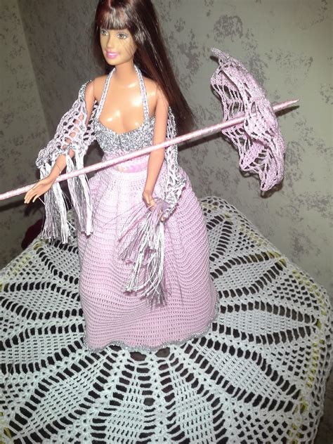 She deconstructed a vintage dress to make the pattern for the bodice, sewed it, and then began to work on the doilies. Il Filo di Costanza: Barbie con vestiti all'uncinetto ...