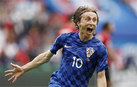 Die königlichen gaben die vertragsverlängerung mit dem 35 jahre alten kroatischen vizeweltmeister bis ende juni 2022 bekannt. Turkey vs Croatia highlights: Luka Modric's stunning goal ...