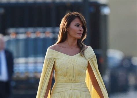 في عيد ميلاد ميلانيا ترامب melania trump الـ 50 شاهدي بالصور أجمل الفساتين التي اختارتها وتألقت بها في مناسبات رسمية مختلفة. هل فعلاً تخرجت ميلانيا ترامب من الكلية؟ - موقع عربي أمريكي